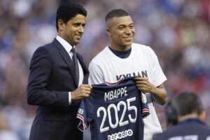 Kylian Mbappé decidió renovar con el PSG y rechazó la oferta del Real Madrid. (Reuters)