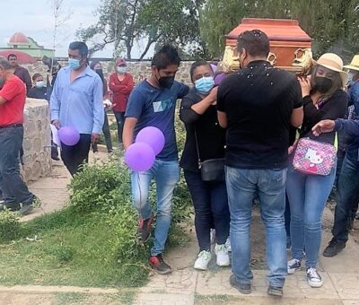 Familiares, amigos y pobladores de Amozoc, Puebla participan del sepelio de Sandra Pérez. (Cortesía Twitter)