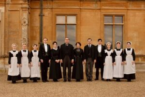 Los sirvientes de la serie 'Downton Abbey', en una escena en el exterior de la mansión donde trabajan.