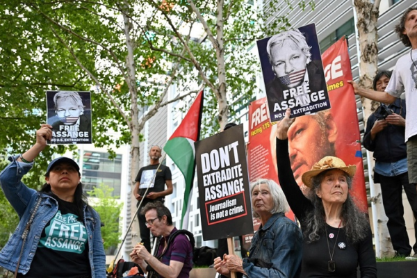 Protestan en Londres contra extradición de Julian Assange Protesta frente al edificio del Ministerio del Interior de Reino Unido contra la extradición del fundador de WikiLeaks, Julian Assange. Foto AFP