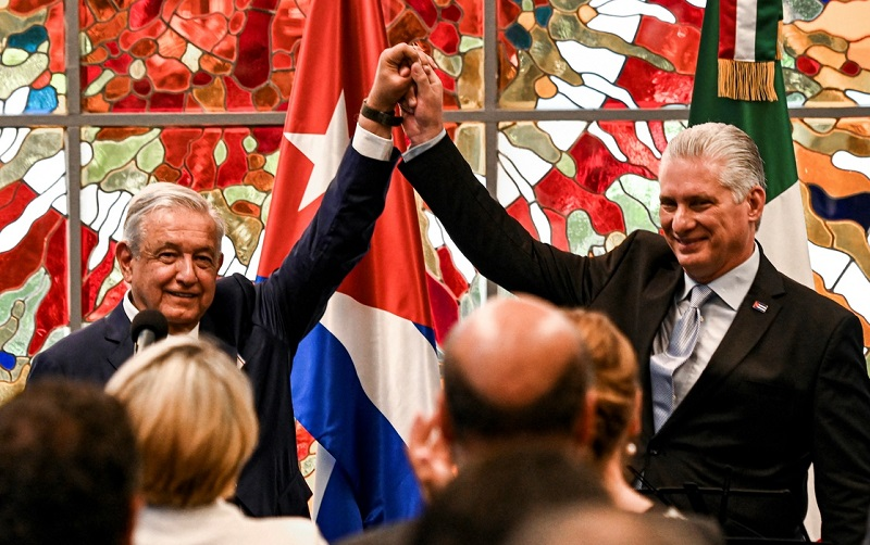 Los presidentes de México, Andrés Manuel Lóez Obrador, y de Cuba, Miguel Díaz-Canel, en el Palacio de la Revolución de La Habana, el 8 de mayo de 2022. Foto AFP