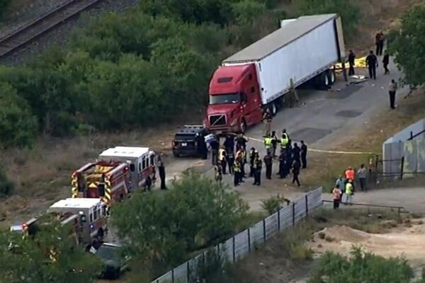 Hallan 46 personas muertas en tráiler en Texas Los cuerpos de 42 personas fueron encontrados al interior de un camión-tráiler en San Antonio, Texas. (Fotos: Twitter y AP)