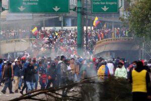 Cientos de ecuatorianos se desplazan por las calles de Quito, cercana a la Casa de la Cultura, en la novena jornada consecutiva de protestas contra el Gobierno de Guillermo Lasso. / Carlos Villalba / AFP