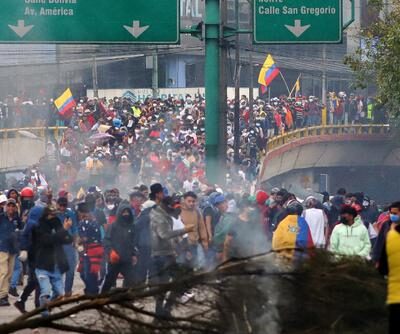 Cientos de ecuatorianos se desplazan por las calles de Quito, cercana a la Casa de la Cultura, en la novena jornada consecutiva de protestas contra el Gobierno de Guillermo Lasso. / Carlos Villalba / AFP