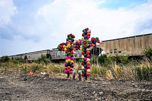 Suben a 51 los migrantes fallecidos hallados en un tráiler en Texas Autoridades policiales de Texas, en pesquisas tras el hallazgo de un tráiler con 51 migrantes muertos en San Antonio, el 27 de junio. Foto AP.