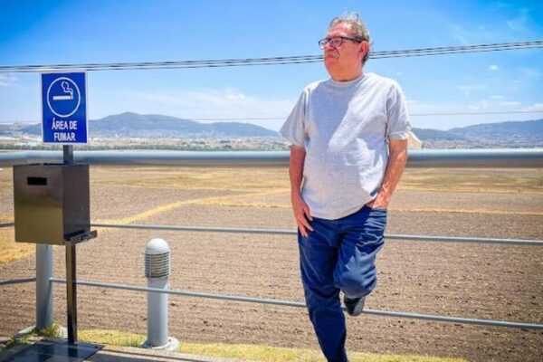 Paco Ignacio Taibo II comparte relatos de quienes luchan por la libertad El libro reúne el relato de un actor de cine y héroe de guerra destinado a sustituir a Humphrey Bogart / Cortesía | Planeta