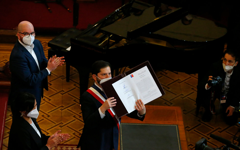 El presidente chileno, Gabriel Boric, sostiene la versión final de la nueva Constitución propuesta por el país durante una ceremonia en el antiguo Congreso en Santiago (Chile), el 4 de julio de 2022. Luis Hidalgo (AP)