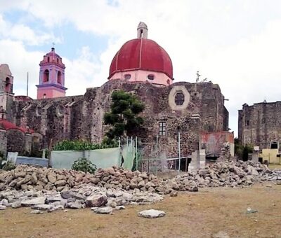 El derribo de la barda de la Parroquia de San Juan Bautista habría sido realizado por el Ayuntamiento de Cuautinchán y sin autorización del INAH. Crédito: FB Kaan Ek
