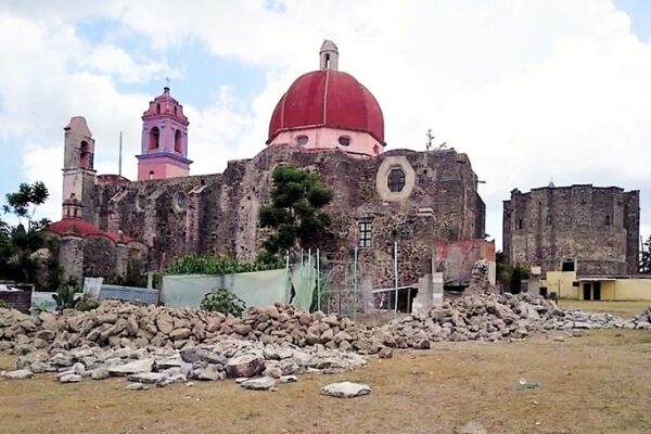 INAH restaura y Ayuntamiento de Cuautinchán tumba El derribo de la barda de la Parroquia de San Juan Bautista habría sido realizado por el Ayuntamiento de Cuautinchán y sin autorización del INAH. Crédito: FB Kaan Ek