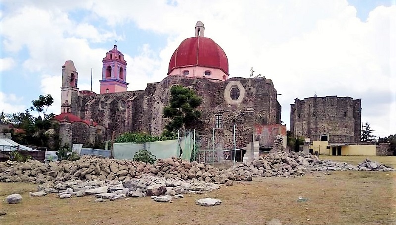 El derribo de la barda de la Parroquia de San Juan Bautista habría sido realizado por el Ayuntamiento de Cuautinchán y sin autorización del INAH. Crédito: FB Kaan Ek
