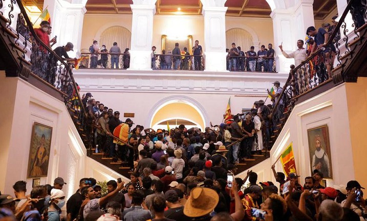 Manifestantes irrumpieron este sábado en el palacio presidencial de Sri Lanka. (Especial)