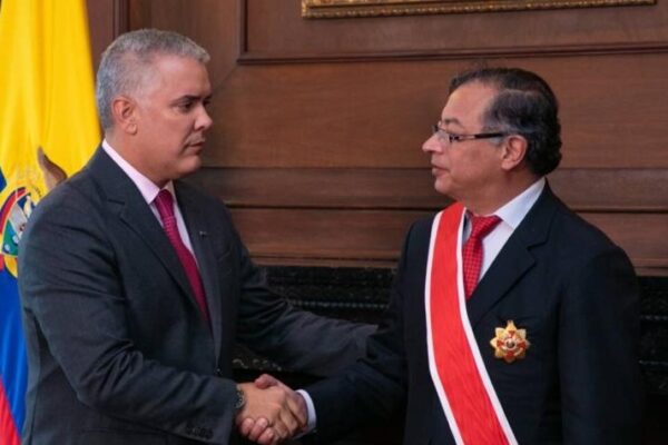 Gustavo Petro asume la presidencia de Colombia Petro tratará de impulsar un cambio en Colombia que esperan más de 11 millones de votantes. | Foto: Prensa Latina