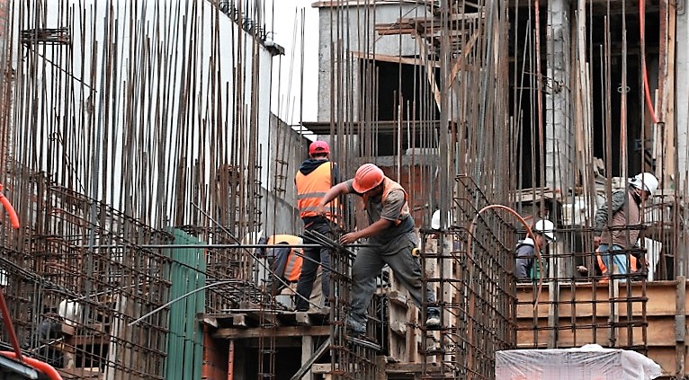 Trabajadores de la construcción en una obra reciente en la colonia San José Insurgentes, en la alcaldía Benito Juárez, el 16 de agosto de 2022. Foto Luis Castillo