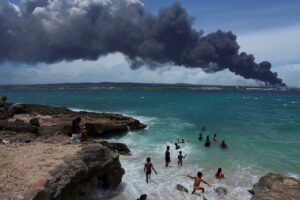 Una playa cercana al incendio de tanques de almacenamiento de combustible en Matanzas, Cuba. Alexandre Meneghini (Reuters)