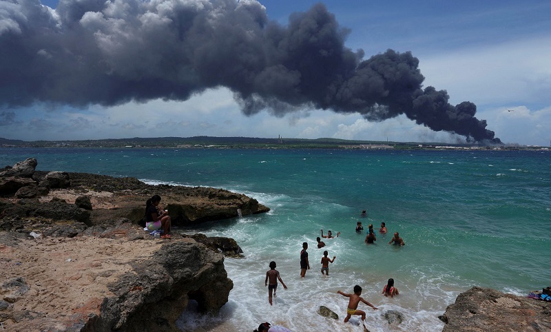 Una playa cercana al incendio de tanques de almacenamiento de combustible en Matanzas, Cuba. Alexandre Meneghini (Reuters)