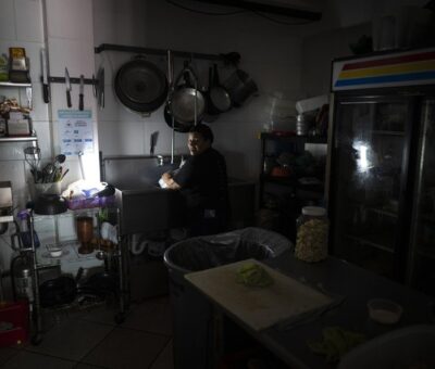 La crisis en la generación de electricidad en Cuba ha provocado prolongados cortes de energía que afectan severamente a la población. Foto AP