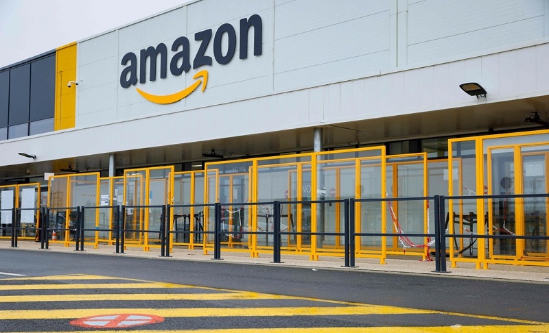 Esta foto de archivo tomada el 14 de diciembre de 2021 muestra el logotipo de Amazon en el centro de Amazon en Bretigny-sur-Orge. Foto AFP