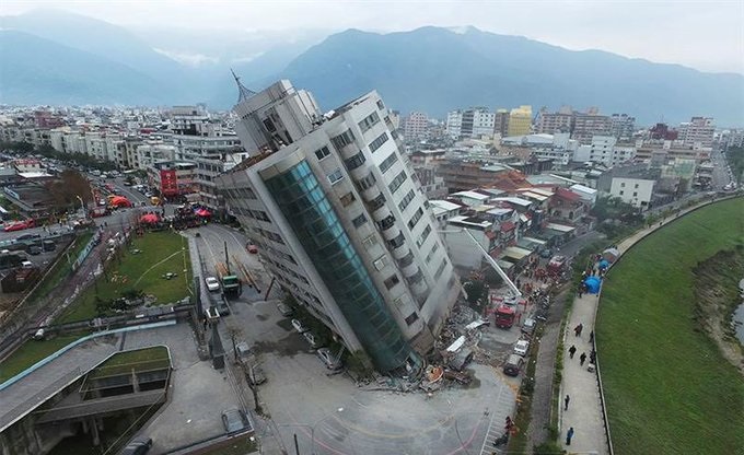 La oficina meteorológica dijo que el epicentro estaba en el condado de Taitung y siguió a un temblor de magnitud 6,4 este sábado por la noche en la misma área, que no causó víctimas. | Foto: Twitter @isarifulmallick