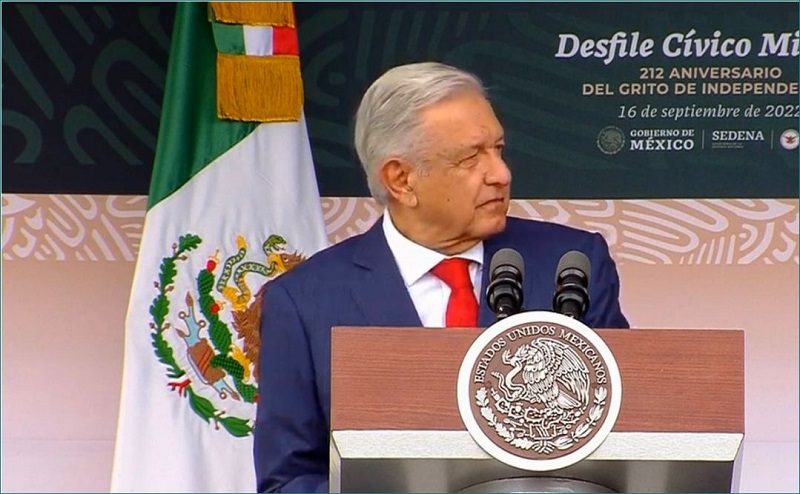 "Desde esta plaza pública, la principal plaza de la República mexicana, nos comprometemos a seguir demandando la libertad de Julian Assange", dijo López Obrador