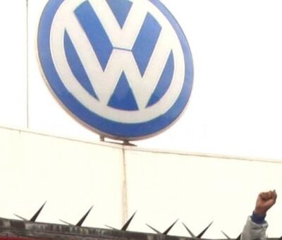 Trabajadores de la empresa alemana VW han cimbrado el mundo laboral por su rechazo a una propuesta que muchos obreros quisieran recibir. | Manuel Fuentes
