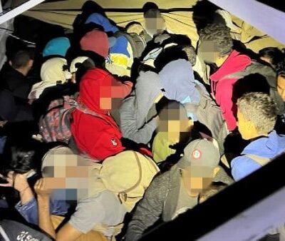 Los migrantes encontrados viajaban hacinados en el interior de los transportes. | Foto: @INAMI_mx