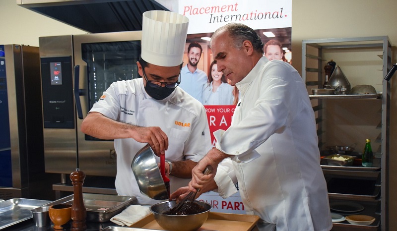 El chef Roberto Javier Palacios Magaña y el chef Pierre Schutz realizaron dos platillos clásicos de la cocina de Jean Georges Vongerichten en Nueva York. (Especial)