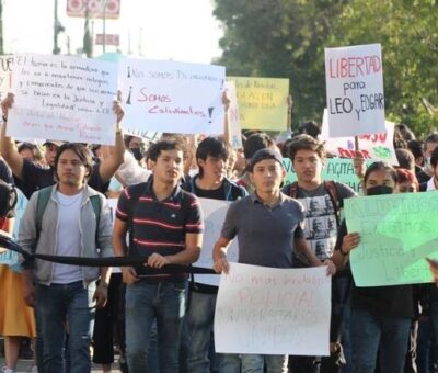 Alrededor de 500 estudiantes marcharon de Ciudad Universitaria hacia la Fiscalía. Foto: Julio César Martínez | El Sol de Puebla