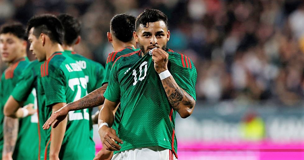 El mexicano Alexis Vega celebra un gol durante un amistoso entre México y Suecia. ALBERT GEA (REUTERS)