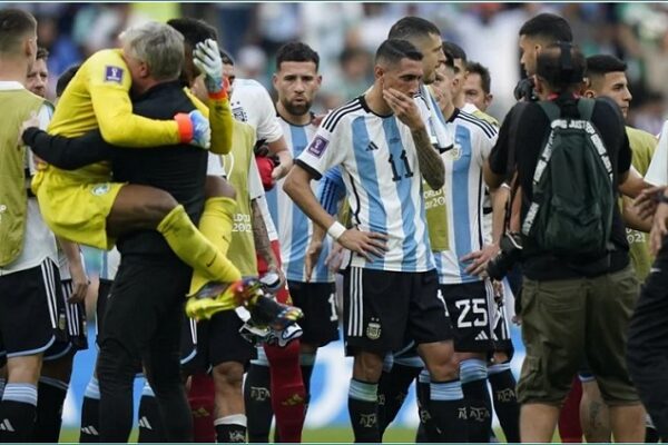 Se descalabra Argentina en su debut Qatar 2022: pierde 2-1 con Arabia Saudita Debut y decepción: la Argentina tuvo el arranque menos esperado en Qatar. Foto: Fernando de la Orden