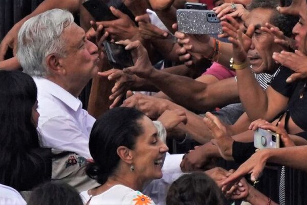 López Obrador saca músculo y marca el camino a los candidatos presidenciales de Morena López Obrador, junto a Claudia Sheinbaum, en la marcha de este domingo. MARCO UGARTE (AP)