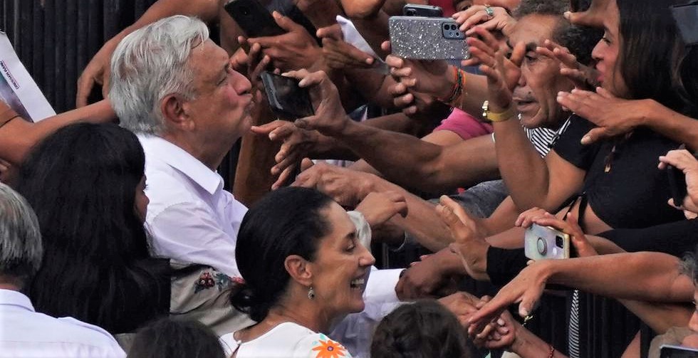 López Obrador, junto a Claudia Sheinbaum, en la marcha de este domingo. MARCO UGARTE (AP)