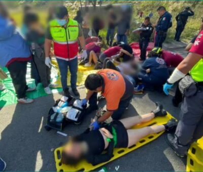 Al menos 20 personas heridas dejó la volcadura de un autobus de pasajeros en el llamado Periférico Ecológico, en la zona metropolitana de la ciudad de Puebla. (Especial)