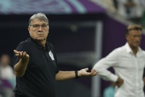 Tata Martino cuestiona al árbitro en el México-Arabia Saudí, de este miércoles. JOSÉ MÉNDEZ (EFE)