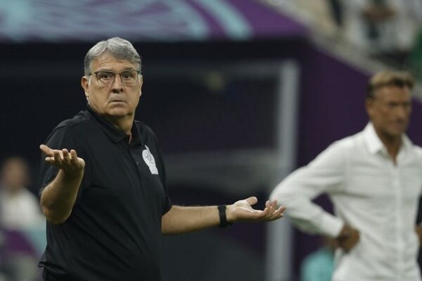 Tata Martino lleva a México a su gran fracaso en el Mundial Tata Martino cuestiona al árbitro en el México-Arabia Saudí, de este miércoles. JOSÉ MÉNDEZ (EFE)