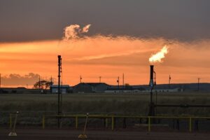 Las reservas comerciales de crudo de EU sufrieron una fuerte e inesperada caída la semana pasada, según cifras publicadas por la Agencia de Información Energética. La imagen, en New Town, Dakota del Norte. Foto AP / Archivo