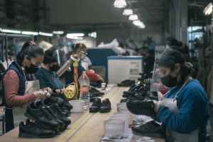 Trabajadoras en una fábrica de zapatos, en Cuautitlán Izcali, en el Estado de México, en agosto de 2021. LUIS ANTONIO ROJAS (BLOOMBERG)