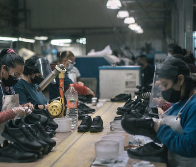 Trabajadoras en una fábrica de zapatos, en Cuautitlán Izcali, en el Estado de México, en agosto de 2021. LUIS ANTONIO ROJAS (BLOOMBERG)