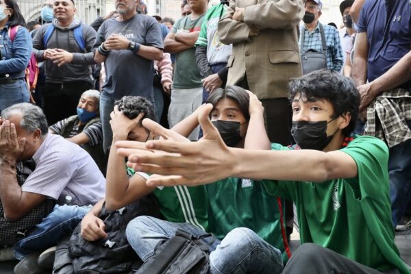 «Mucha afición para tan poco desarrollo en el futbol» mexicano: AMLO Aficionados al futbol ven el partido de la Selección Mexicana contra Arabia Saudita, durante la Copa Mundial de Qatar, al exterior de un negocio en la avenida Madero, en el Centro Histórico capitalino, el 30 de noviembre de 2022. Foto Roberto García Ortiz