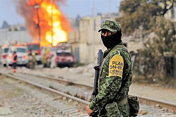 Puebla, tercer lugar nacional en tomas clandestinas: AMLO Militar resguarda toma clandestina de gasolina | México 2021. Foto / Agencia Enfoque